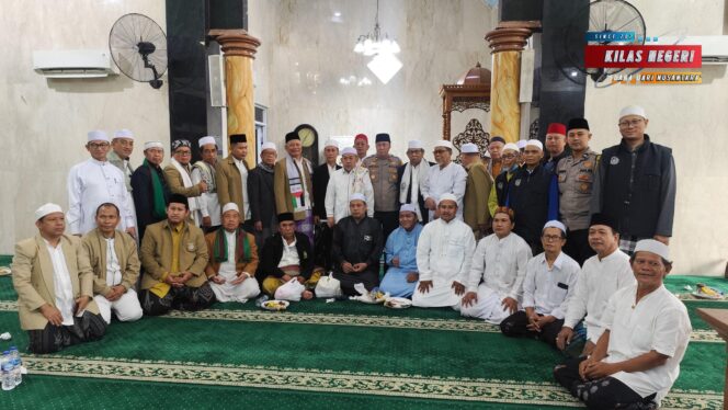 
Kuatkan Sinergi Umat dan Aparat, Kapolsek Cakung Hadiri Sholat Subuh Gabungan ke-1198 Bersama FK-Ulum