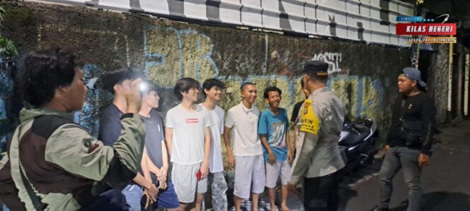 
Bhabinkamtibmas Kayu Manis Bersama Tim Buser Sapa Warga dan Remaja Saat Patroli Dini Hari