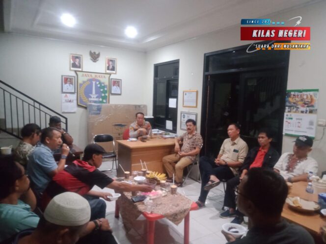 
Jalin Kedekatan dengan Warga, Kapolsek Matraman Hadiri PERTIN RW Pisangan Baru