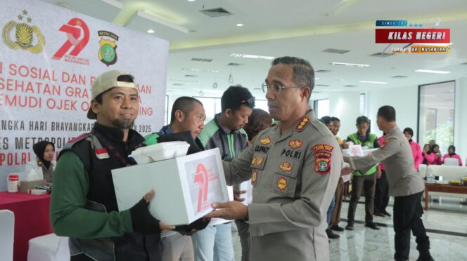 
Kapolres Metro Jakarta Timur Gelar Bakti Sosial dan Kesehatan untuk Pengemudi Ojek Online di HUT Bhayangkara ke-79
