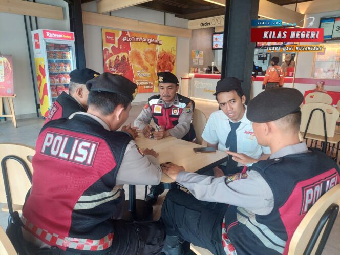 
Unit Samapta Polsek Matraman Laksanakan Patroli Dialogis di Richeese Factory, Sampaikan Imbauan Kamtibmas