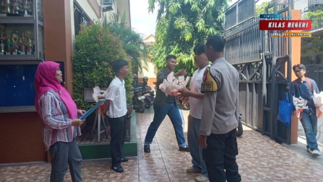 
Antisipasi Tawuran Pelajar, Bhabinkamtibmas Utan Kayu Utara Sambangi SMK Tirta Sari Surya