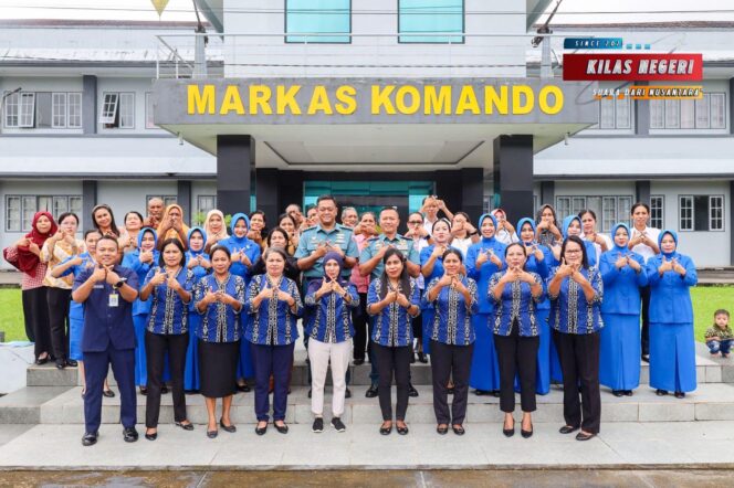 
Danlantamal IX Didampingi Ibu Pengawas Cabang Ambon YHT Serahkan Gaji 13 Kepada Seluruh Pegawai Cabang Ambon Yayasan Hang Tuah