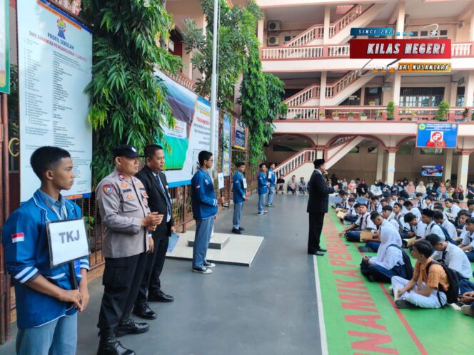 
Polsek Cakung Sosialisasi Bahaya Narkoba dan Kenakalan Remaja di SMK Dinamika Pembangunan 1 Jakarta