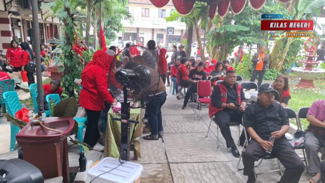 
Peringati Bulan Bung Karno, Polsek Makasar Kawal Kegiatan DPC PDIP Jakarta Timur Gelar Donor Darah di SMK Bhakti Jakarta