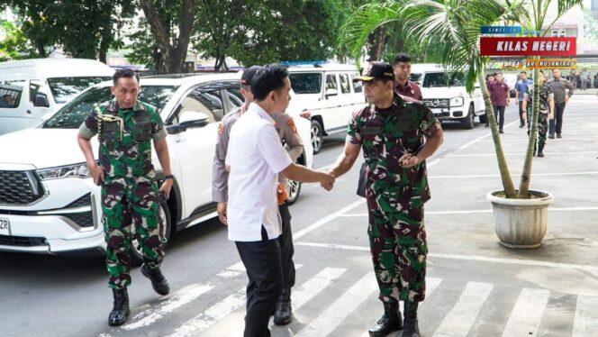
Wakil Presiden Gibran Tinjau Program Coding dan AI di SMP Labschool Rawamangun