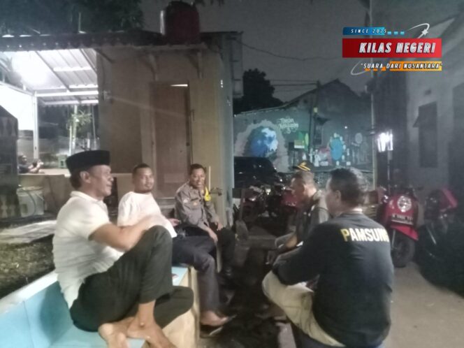 
Bhabinkamtibmas Cawang Sambangi Tokoh Masyarakat, Ajak Warga Waspada dan Jaga Kerukunan