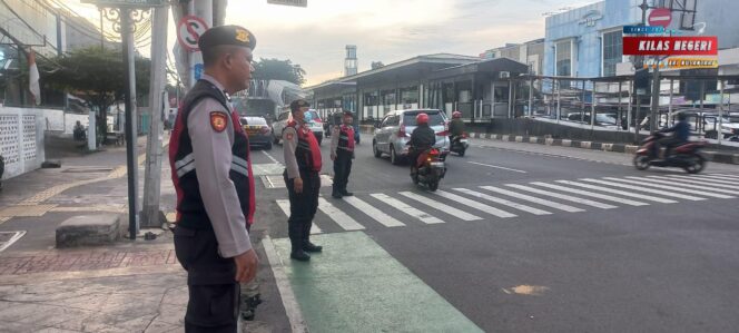 
Unit Samapta Polsek Pulogadung Laksanakan Protap Gatur Lalin, Antisipasi Kemacetan di Simpang Arion