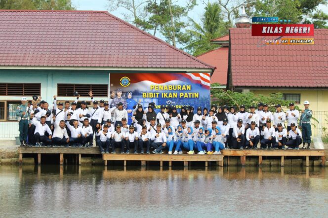 
Turut Dukung Indonesia Sebagai Negara Swasembada Pangan, Lanal Dumai Tebar 50.000 Ekor Bibit Ikan Patin