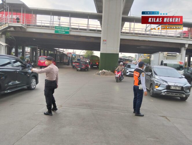 
Polsek Cakung Laksanakan Pengaturan Lalu Lintas Pagi di Titik Rawan Kemacetan