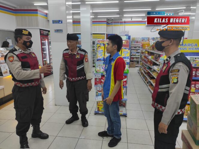 
Unit Samapta Polsek Matraman Laksanakan Patroli Dialogis, Sampaikan Pesan Kamtibmas kepada Karyawan Indomaret