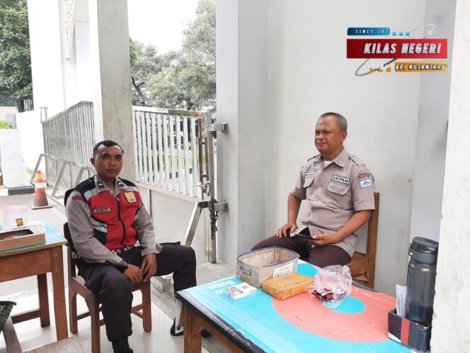 
Unit Samapta Polsek Ciracas Gelar Patroli Dialogis, Antisipasi Kriminalitas dan Tawuran Warga