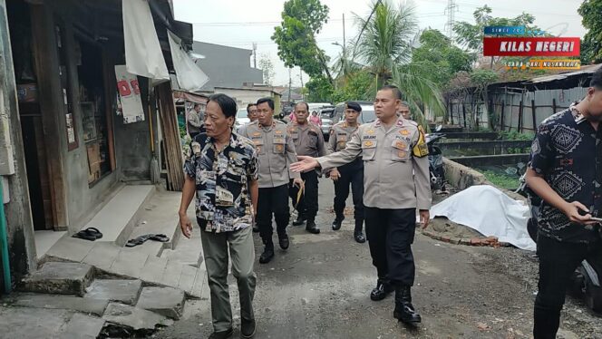 
Kapolsek Cakung dan Ketua Bhayangkari Ranting Cakung Besuk Anggota yang Sedang Sakit, Tunjukkan Kepedulian dan Solidaritas