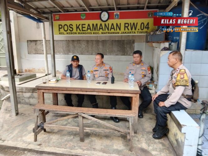
Kapolsek Matraman Sambangi Ketua RW 04 Kebon Manggis, Dengar Langsung Keluhan Warga