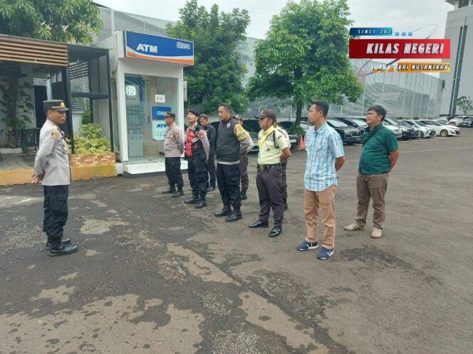 
Polsek Makasar Gelar Apel Pengamanan Aksi Unjuk Rasa Mahasiswa GAMIS-JKT di Kantor BPJPH