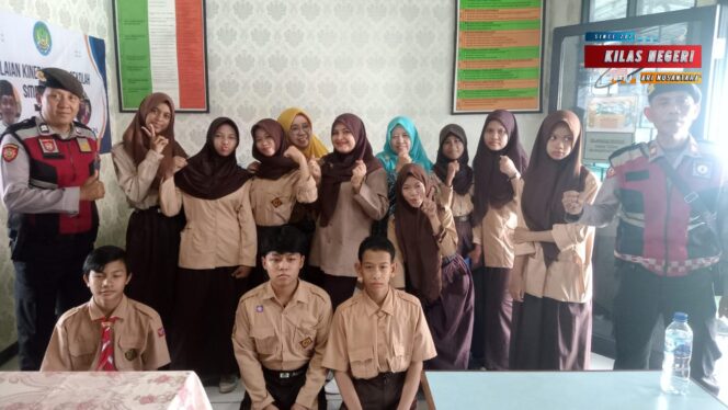 
Cegah Tawuran Pelajar, Samapta Polsek Jatinegara Hadirkan Mitigasi Langsung ke Sekolah