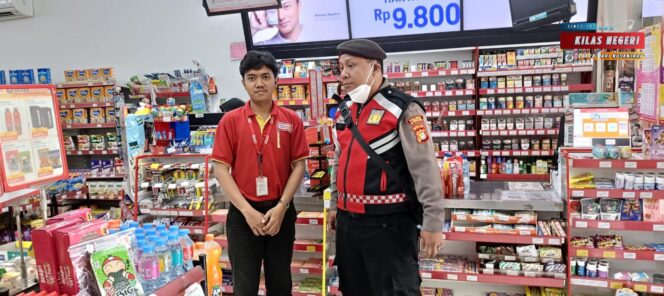 
Unit Samapta Polsek Jatinegara Sambangi Alfamart Antisipasi Tindak Kriminalitas Jalanan