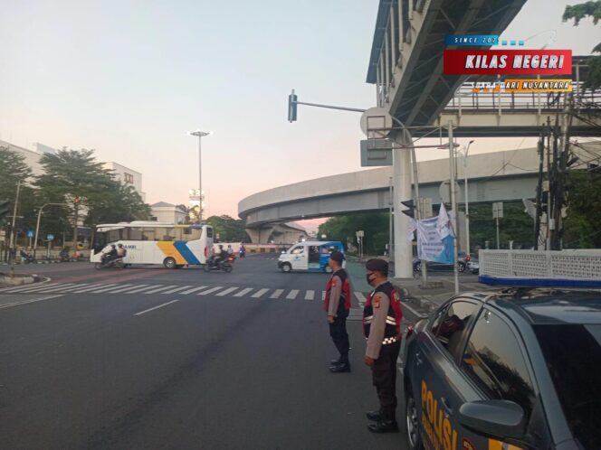 
Polsek Pulogadung Gelar Gatur Lalin Pagi di TL Arion, Antisipasi Kemacetan dan Jaga Kamtibmas