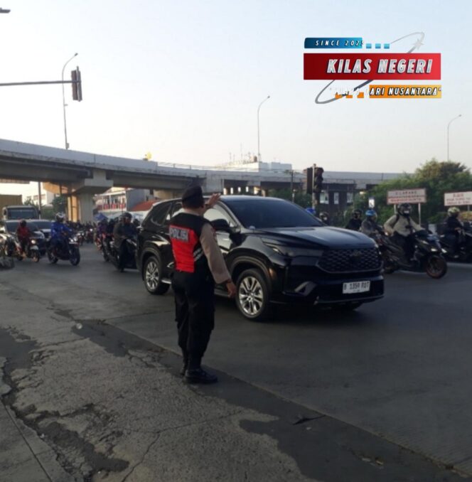 
Polisi Atur Lalu Lintas Pagi di TL Cakung Barat, Lancarkan Mobilitas Warga