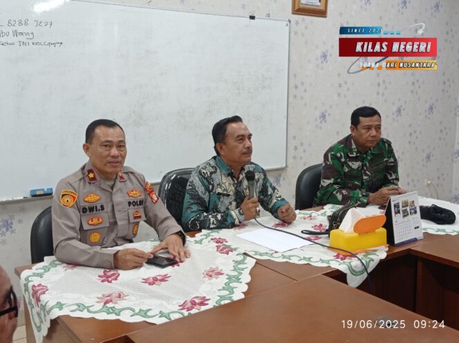 
Kapolsek Cipayung Hadiri Rapat Koordinasi Tiga Pilar, Bahas Penertiban Penjual Obat Tipe G Berkedok Kosmetik