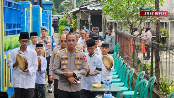 
Kapolres Metro Jakarta Timur Gelar Bakti Sosial di Ponpes Darul Ilmi Al Wafi, Bagikan 300 Paket Makanan Gratis untuk Santri