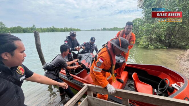 
TNI AL Bersama Tim SAR Gabungan Berhasil Temukan Jenazah Nelayan Tenggelam di Perairan Beting Galah
