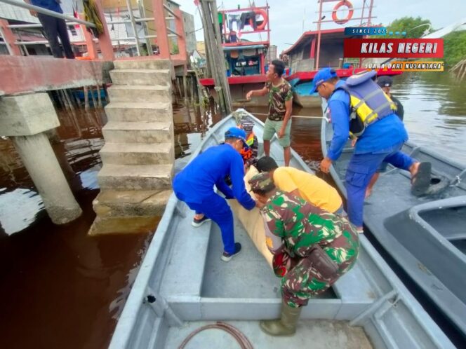 
Sinergitas Pos TNI AL Sinaboi Bersama Tim SAR Gabungan Evakuasi Jenazah Penumpang KM. Perkasa di Perairan Sinaboi