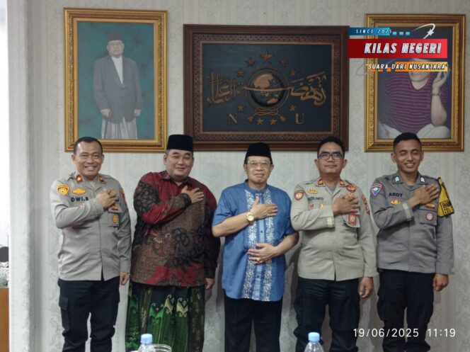 
Kapolsek Cipayung Kunjungi KH. Lukman Hakim, Perkuat Silaturahmi dengan Tokoh Agama