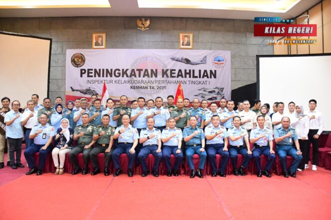 
Komandan Lanal Bandung Hadiri Penutupan Peningkatan Keahlian Inspektur Kelaikudaraan Pertahanan Tingkat I Kemhan TA. 2025