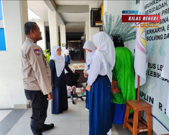 
Bhabinkamtibmas Pondok Bambu Edukasi Bahaya Narkoba kepada Pelajar SMPN 202