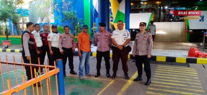 
Personel Polsek Kramatjati Monitoring Aktivitas Pedagang di Pasar Induk, Jaga Situasi Tetap Kondusif