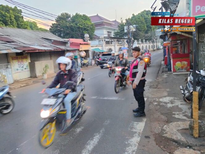 
Polsek Makasar Laksanakan Gatur Lalin Pagi, Atasi Kepadatan di Jalan Raya Pondok Gede