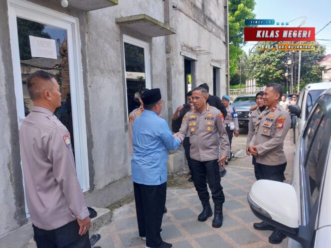 
Berbagi di Hari Bhayangkara ke-79, Polres Metro Jakarta Timur Bagikan Makan Gratis di Pesantren Tahfidz Qur’an Marhamah