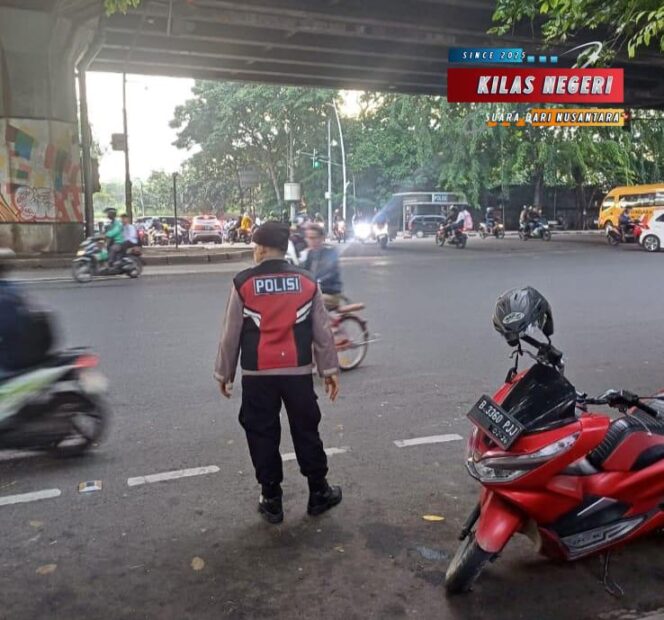 
Polsek Matraman Lakukan Gatur Lalin Pagi di TL Rawamangun, Pastikan Kelancaran Mobilitas Warga
