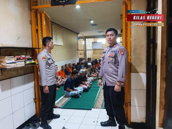 
Sholat Jumat di Rutan Polres Metro Jakarta Timur, Tingkatkan Iman dan Ketakwaan Warga Binaan