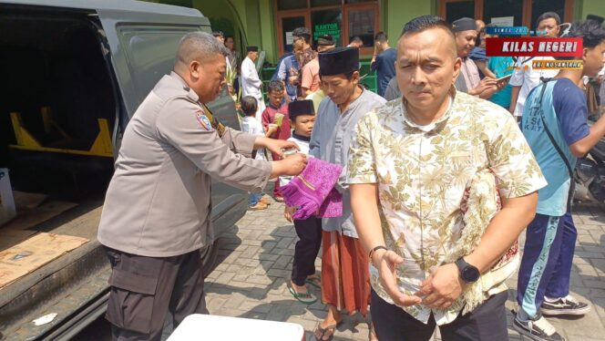 
Jumat Berkah Polsek Ciracas: Bhabinkamtibmas Bagikan Minuman Gratis untuk Jamaah Masjid Uswatun Hasanah
