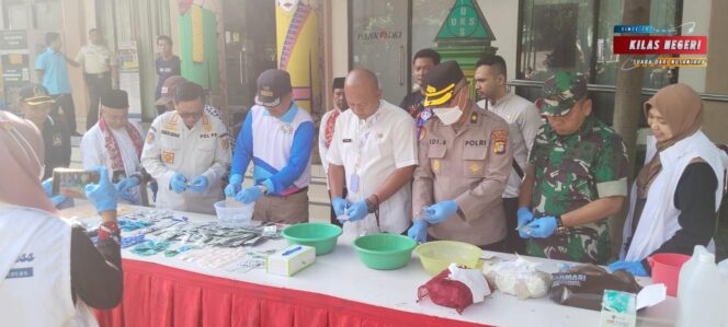 
Plt. Kapolsek Ciracas Hadiri Pemusnahan Ribuan Butir Obat Terlarang Hasil Penertiban