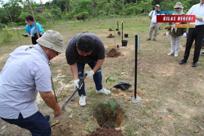 
Peringati Hari Penanggulangan Degradasi Lahan dan Kekeringan Sedunia 2025, Belantara Foundation Ajak Mitra Sektor Swasta Jepang Tanam Pohon di Tahura Sultan Syarif Hasyim, Riau