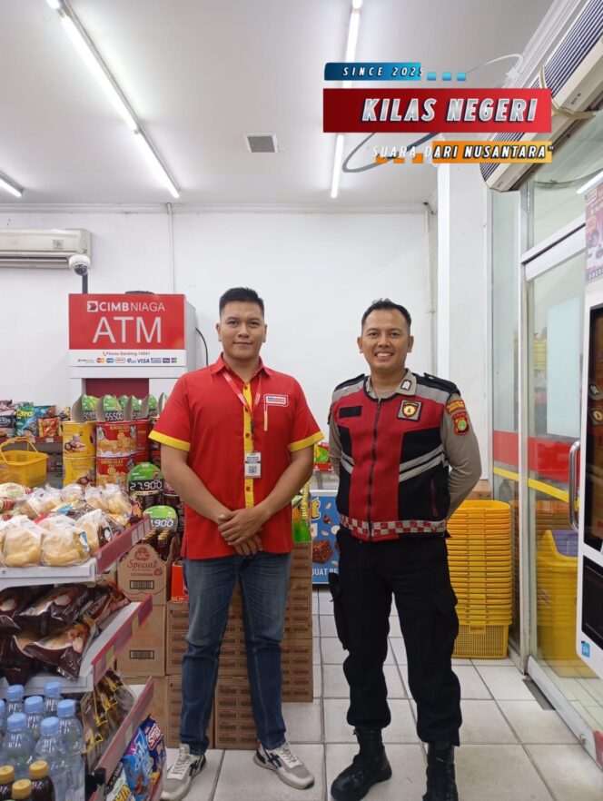 
Patroli Dialogis di Malam Hari, Polsek Ciracas Antisipasi Kejahatan Jalanan di Jl. Raya Bogor