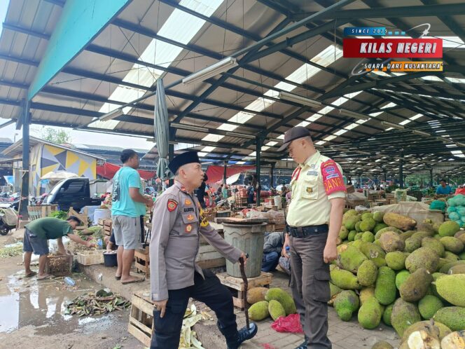 
Kapolsubsektor Pasar Induk Kramat Jati Patroli Jalan Kaki dan Edukasi Dampak Aksi Mogok Supir Truk Terkait Kebijakan ODOL