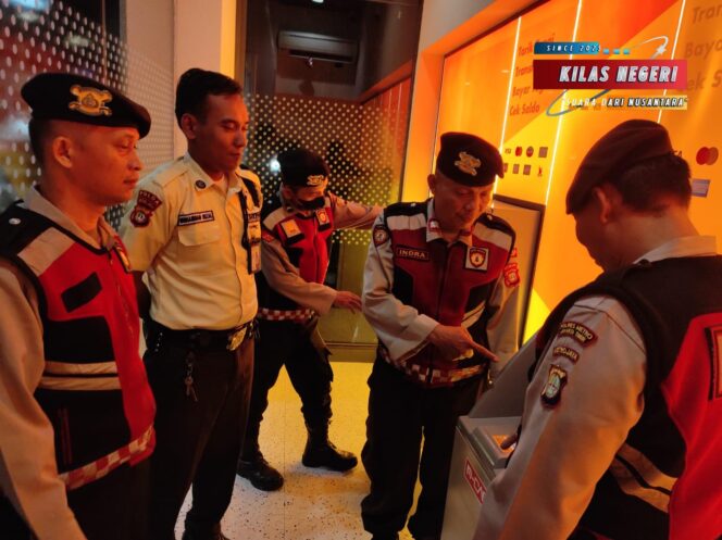 
Polsek Matraman Sambangi Security Bank BNI, Sampaikan Pesan Kamtibmas Lewat Patroli Dialogis