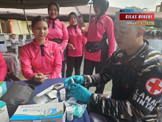 
Jalasenastri Lanal Bintan Berkolaborasi Dengan Organisasi Wanita TNI-Polri Selenggarakan Bakti Kesehatan
