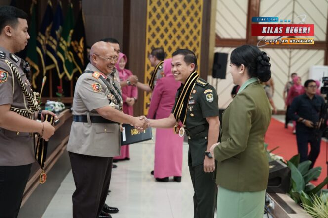 
Kol Inf Bangun Siregar raih Penghargaan UNGGUL Sespimti Polri 2025
