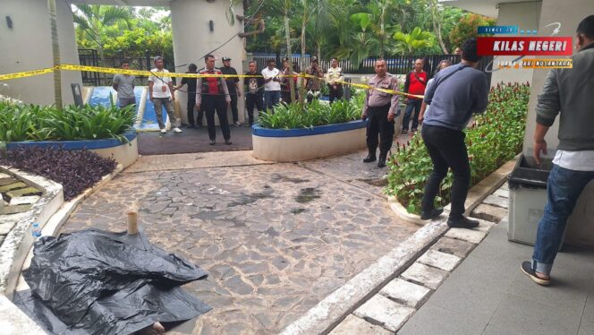
Diduga Bunuh Diri, Seorang Pria Ditemukan Tewas di Area Kolam Apartemen Bassura City