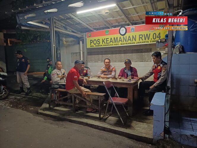 
Cegah Tawuran dan Tindak Kriminal, Bhabinkamtibmas Utan Kayu Selatan Sambangi Warga Tengah Malam