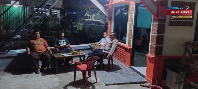 
Kapolsek Makasar Sambangi Petugas Kamling, Sampaikan Pesan Kamtibmas di RW 01