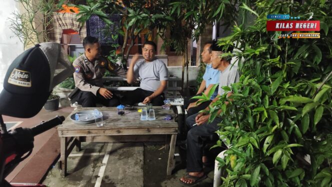 
Bhabinkamtibmas Cakung Barat Sambangi Warga, Sampaikan Pesan Kamtibmas dan Antisipasi Tawuran