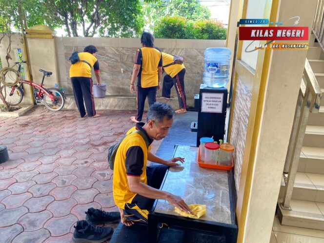 
Bakti Religi Polres Metro Jakarta Timur Warnai Peringatan HUT Bhayangkara ke-79 di Masjid Al Ihsan