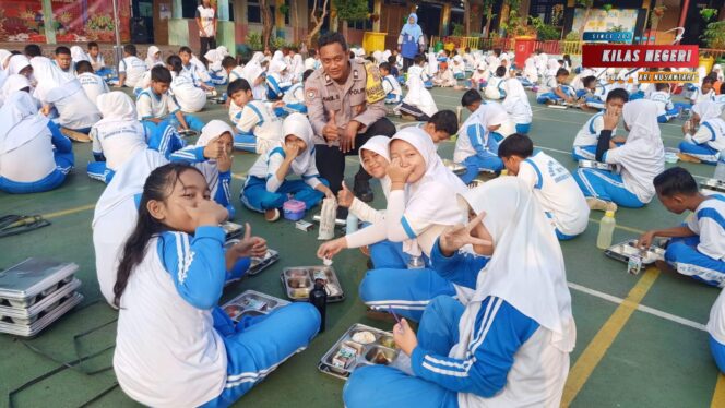
Bhabinkamtibmas Pinang Ranti Monitoring Program Makan Bergizi Gratis untuk Ratusan Siswa SDN 01