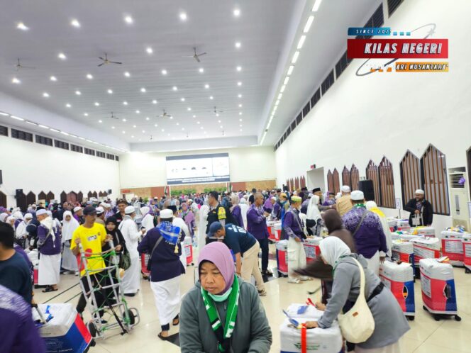 
Kedatangan Jamaah Haji Kloter 34 DKI Jakarta di Asrama Haji Pondok Gede Berlangsung Aman dan Tertib